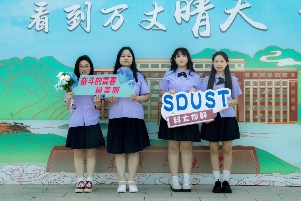 九九爱这里只有精品 在纷繁复杂的爱里世界里海报