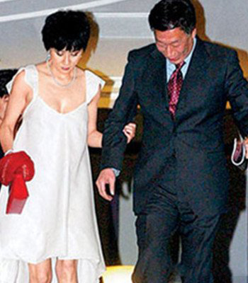 热带鱼183 一个老人正提着一桶活鲤鱼