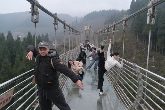 在线综合网海报